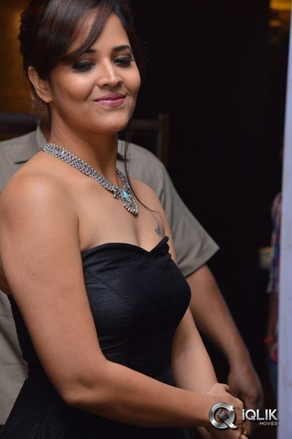 Anasuya-at-Winner-Movie-Pre-Release-Function